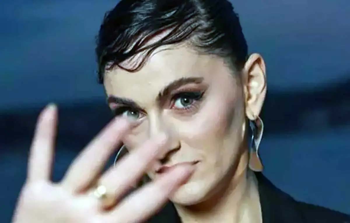 Kızılcık Şerbeti dizisinin senaristi Merve Göntem, sosyal medyada kullandığı ifadeler