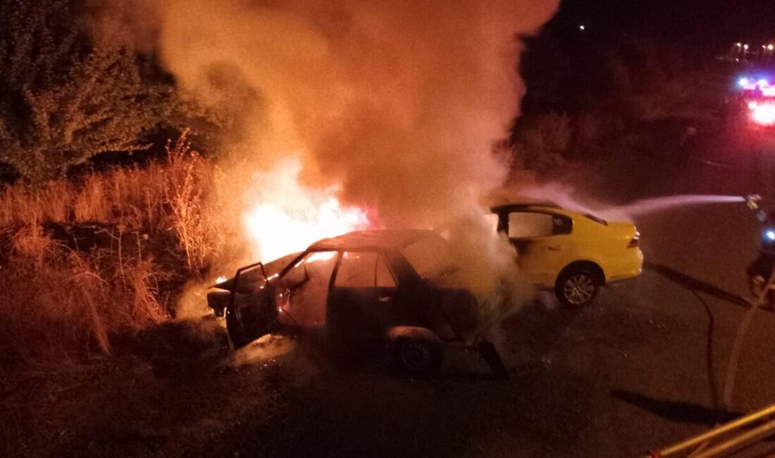 Nevşehir'de kavşakta çarpışan iki otomobil alev alırken, sürücüleri yaralandı.