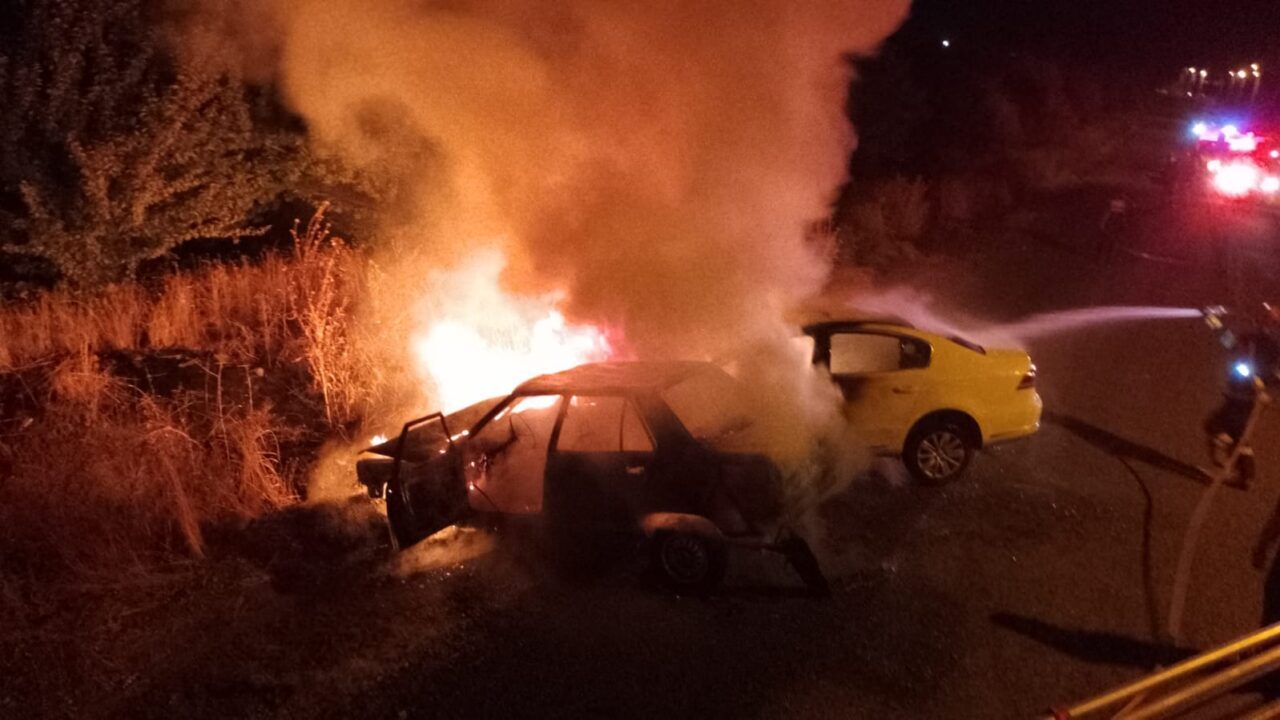 Nevşehir'de kavşakta çarpışan iki otomobil alev alırken, sürücüleri yaralandı.