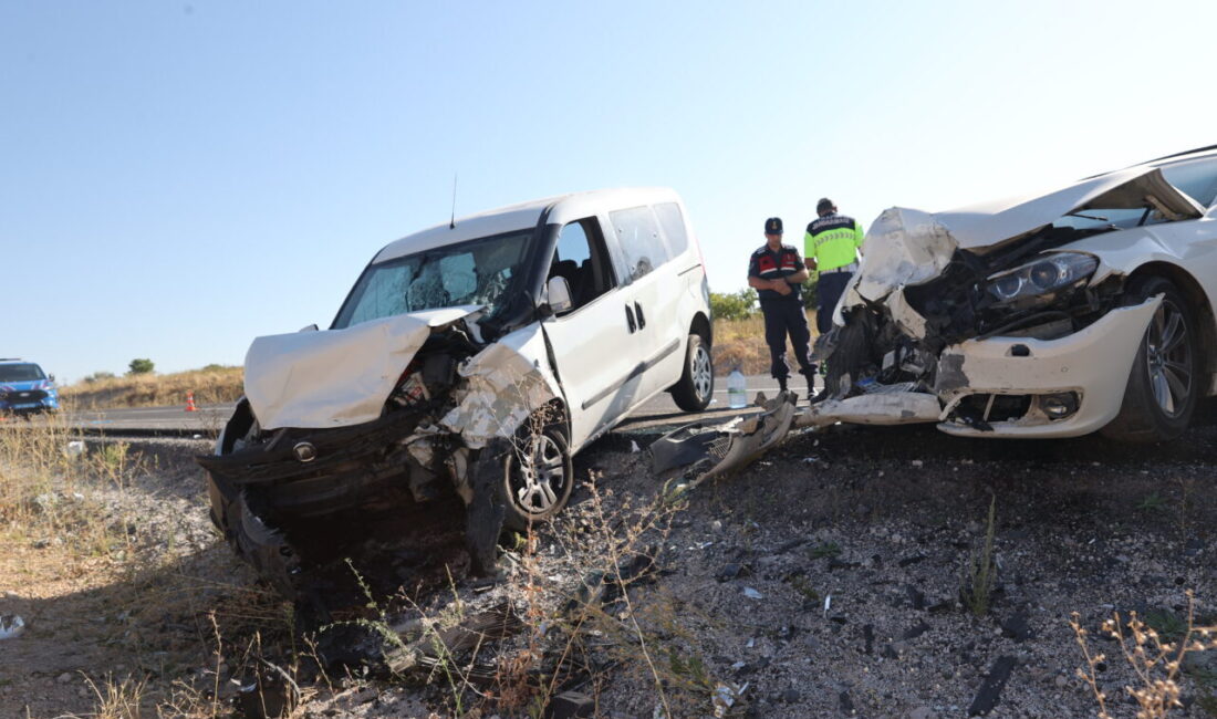 Nevşehir'de otomobil ile hafif ticari aracın çarpışması sonucu 4'ü çocuk