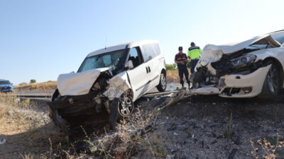 Nevşehir'de otomobil ile hafif ticari aracın çarpışması sonucu 4'ü çocuk