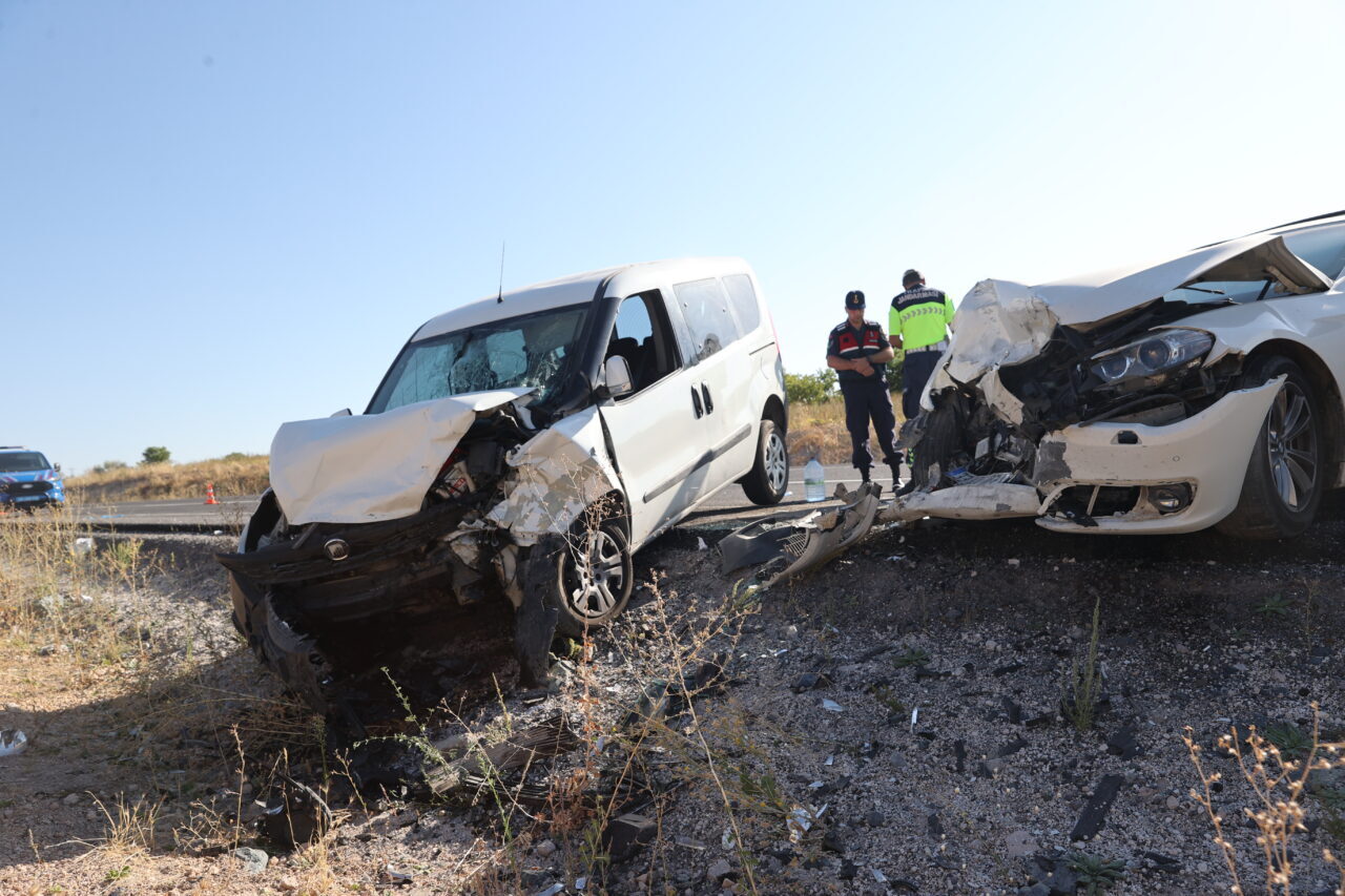 Nevşehir'de otomobil ile hafif ticari aracın çarpışması sonucu 4'ü çocuk