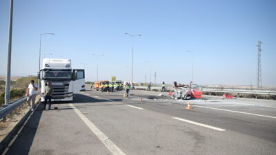 Niğde'de otomobilin tıra arkadan çarpması sonucu 3 kişi hayatını kaybetti,