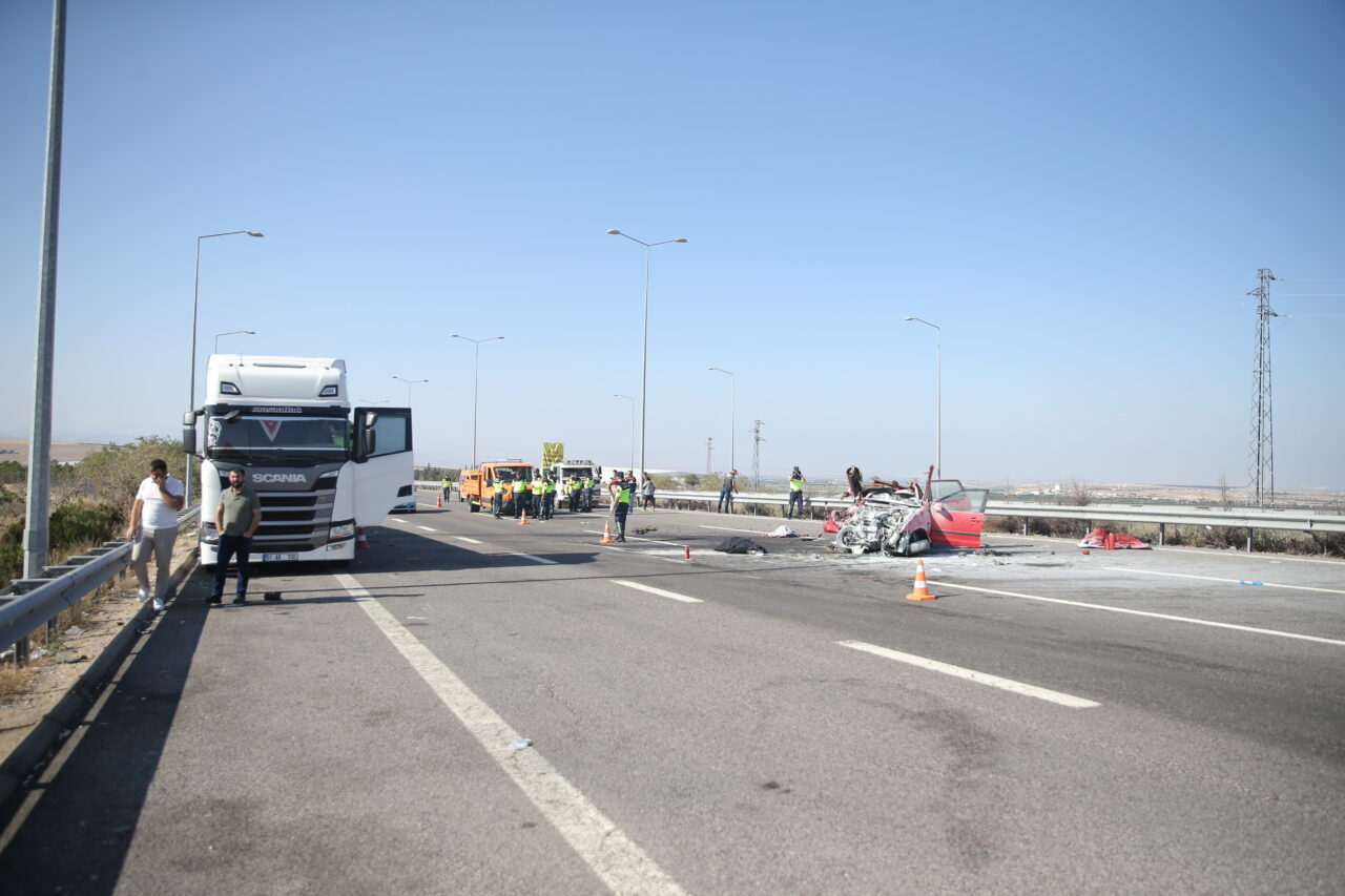 Niğde'de otomobilin tıra arkadan çarpması sonucu 3 kişi hayatını kaybetti,