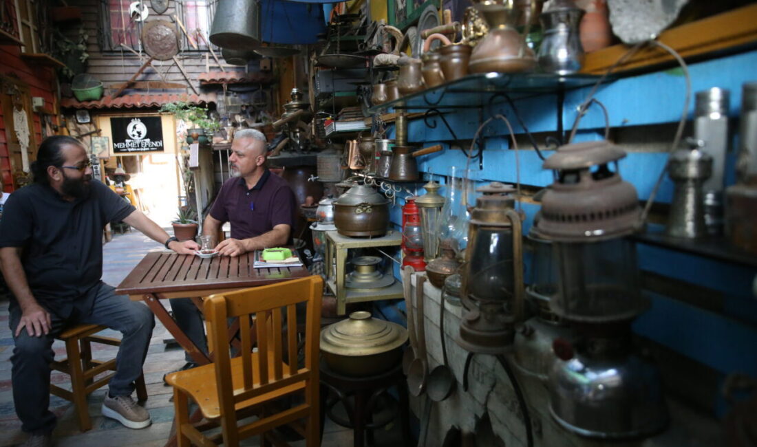  Ordu'da çay ocağında sergilenen eski eşyalar müşterilerini geçmişte yolculuğa çıkarıyor.