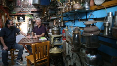  Ordu'da çay ocağında sergilenen eski eşyalar müşterilerini geçmişte yolculuğa çıkarıyor.