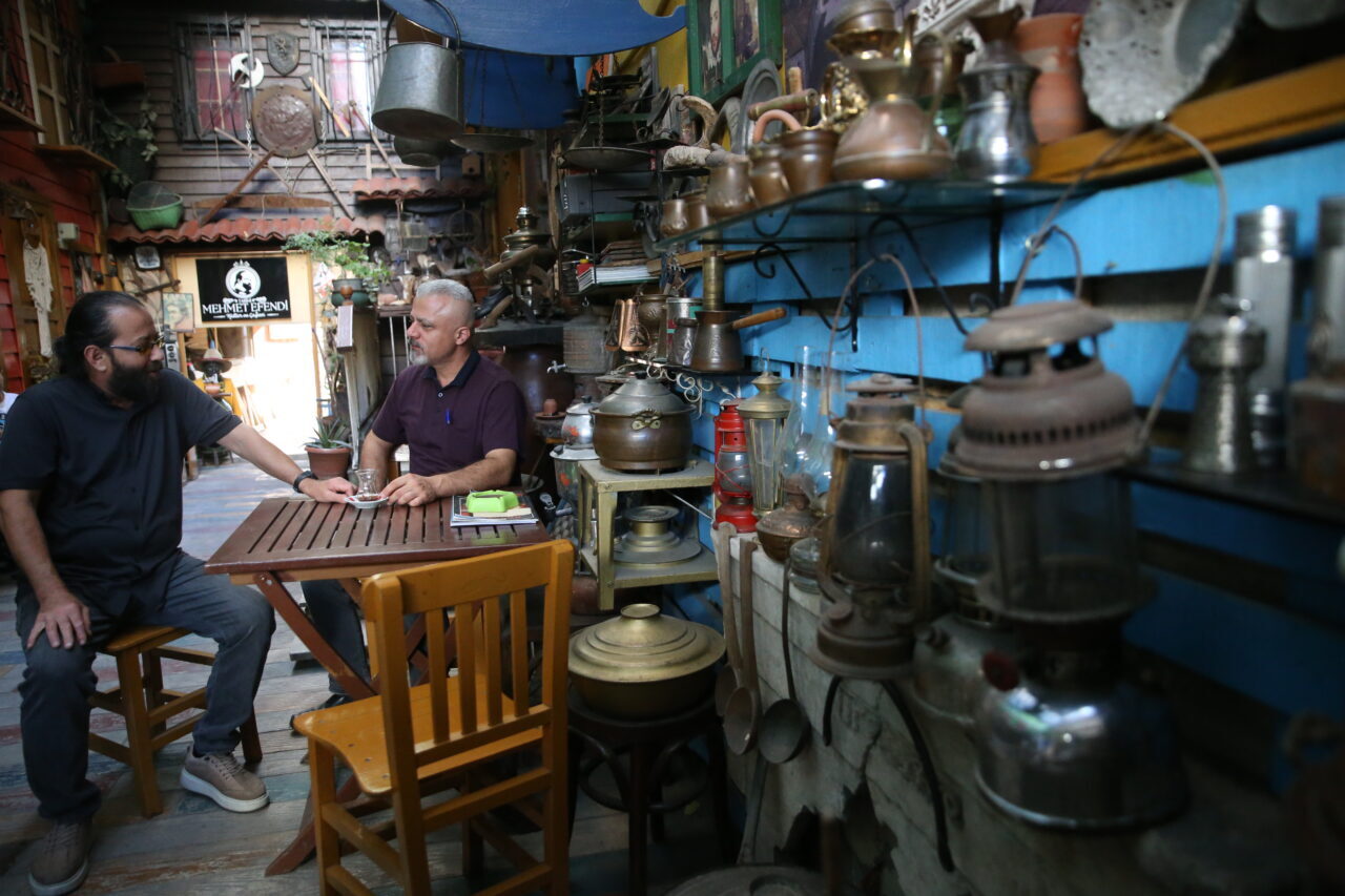 Ordu'da çay ocağında sergilenen eski eşyalar müşterilerini geçmişte yolculuğa çıkarıyor.
