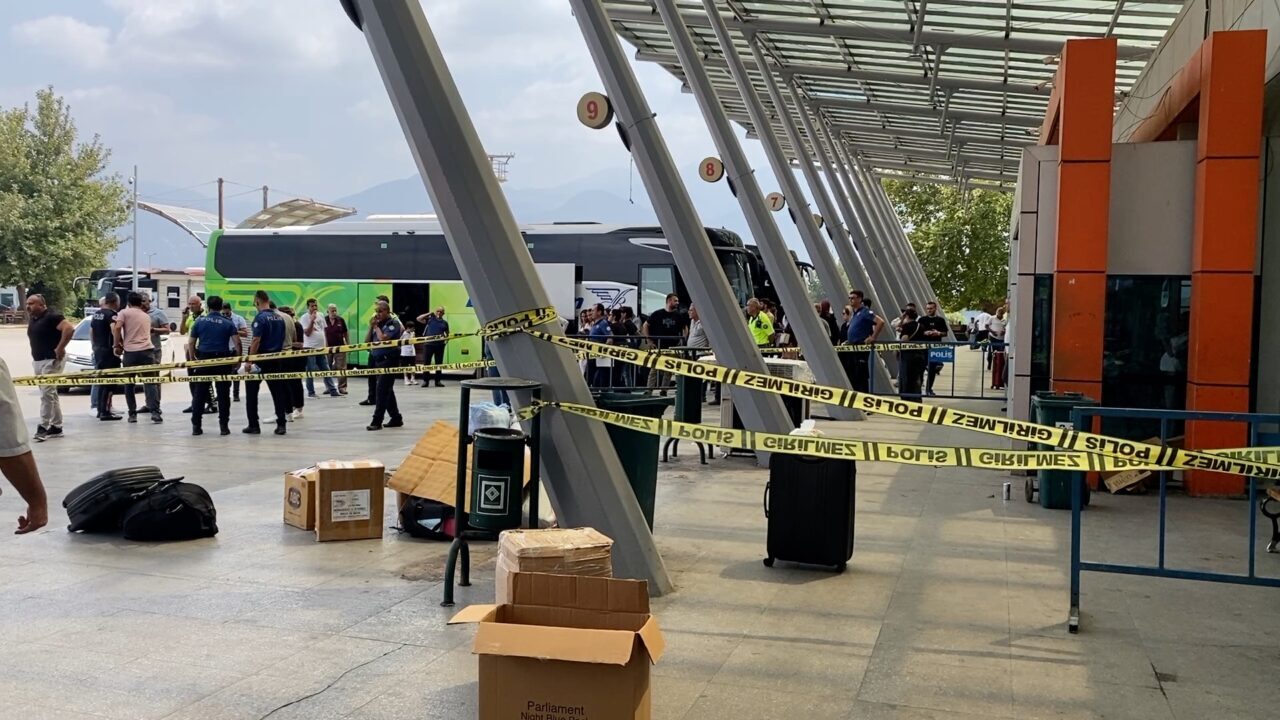 Osmaniye'de otogarda babası tarafından av tüfeğiyle vurulan kadın yaralandı.