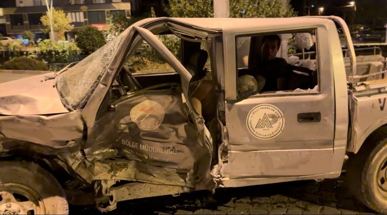 Osmaniye'nin Düziçi ilçesinde cip ile kamyonetin çarpıştığı kazada yaralanan 4