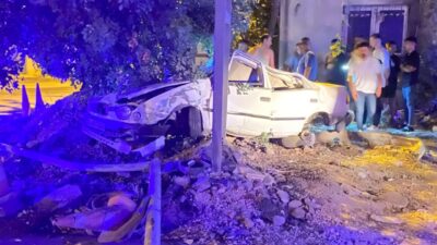  Osmaniye'nin Düziçi ilçesinde reklam tabelası direğine çarpan otomobilin sürücüsü hayatını