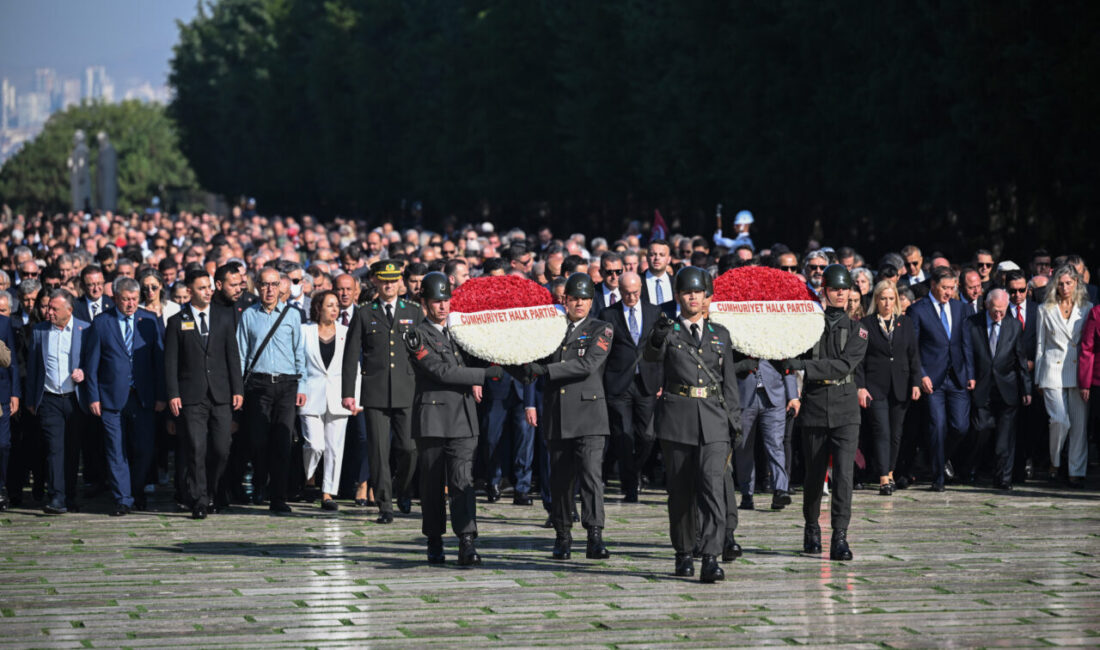 CHP Genel Başkanı Özgür Özel, beraberindeki heyetle partisinin 102. kuruluş