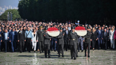 CHP Genel Başkanı Özgür Özel, beraberindeki heyetle partisinin 102. kuruluş