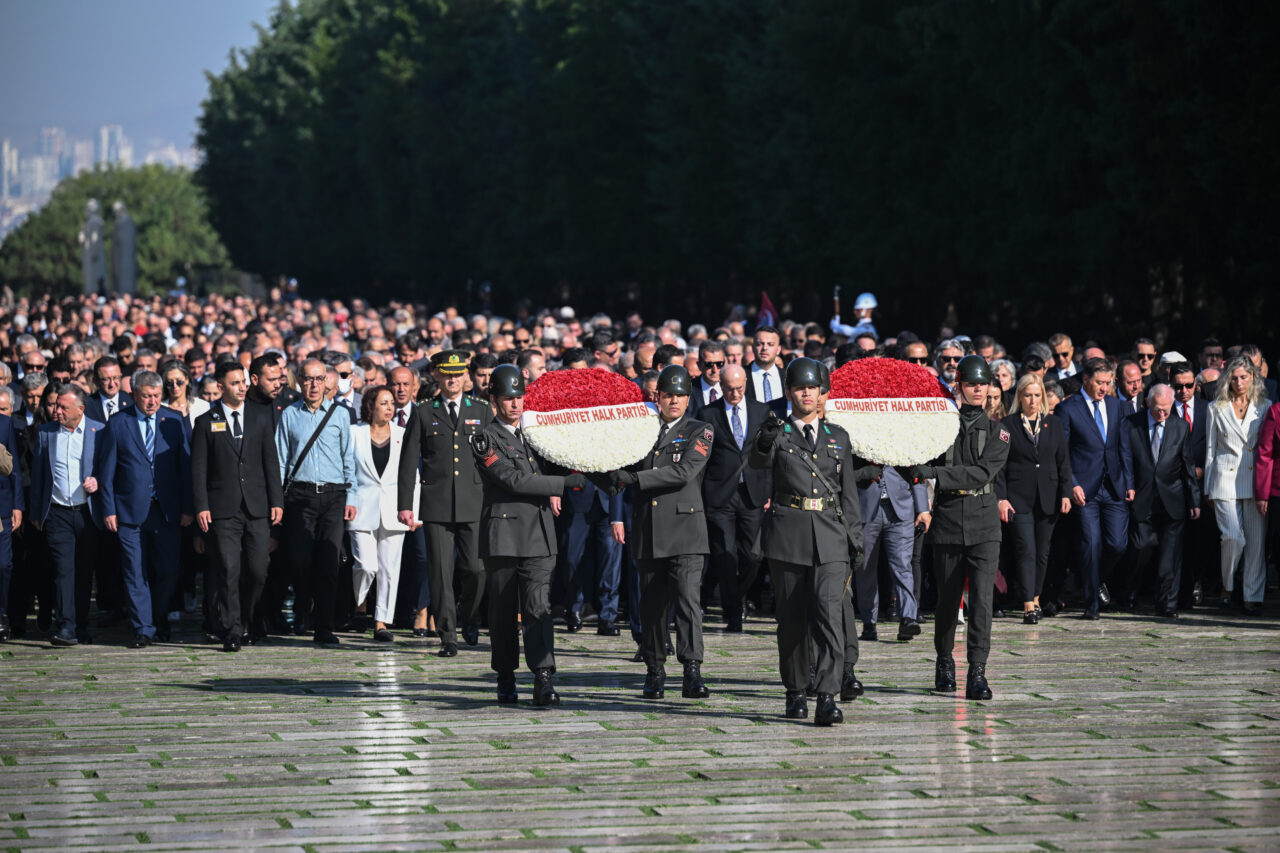 CHP Genel Başkanı Özgür Özel, beraberindeki heyetle partisinin 102. kuruluş