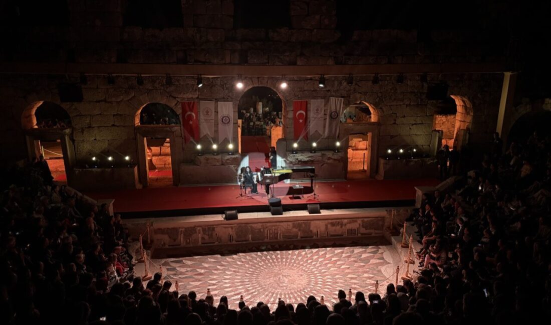 Burdur'da Kibyra Antik Kenti'nde piyanist ve besteci Anjelika Akbar konser