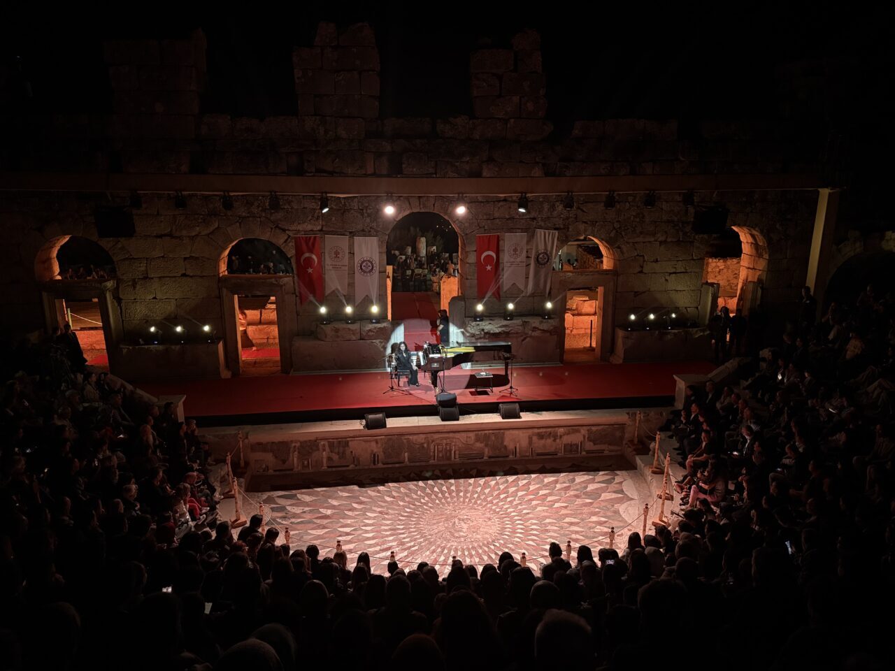 Burdur'da Kibyra Antik Kenti'nde piyanist ve besteci Anjelika Akbar konser