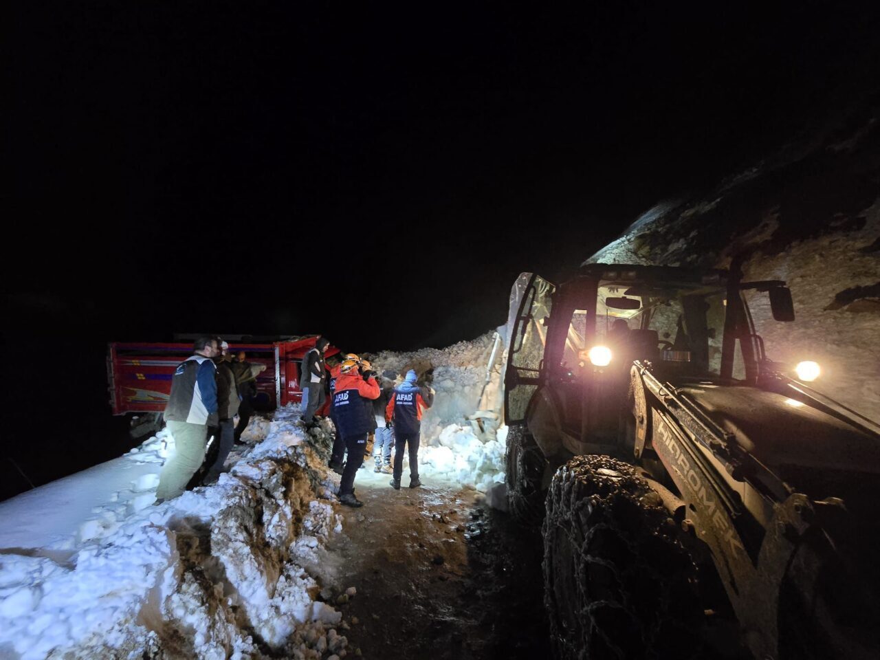  Rize'nin Çamlıhemşin ilçesine bağlı Trovit Yaylası'nda çığ nedeniyle mahsur kalan
