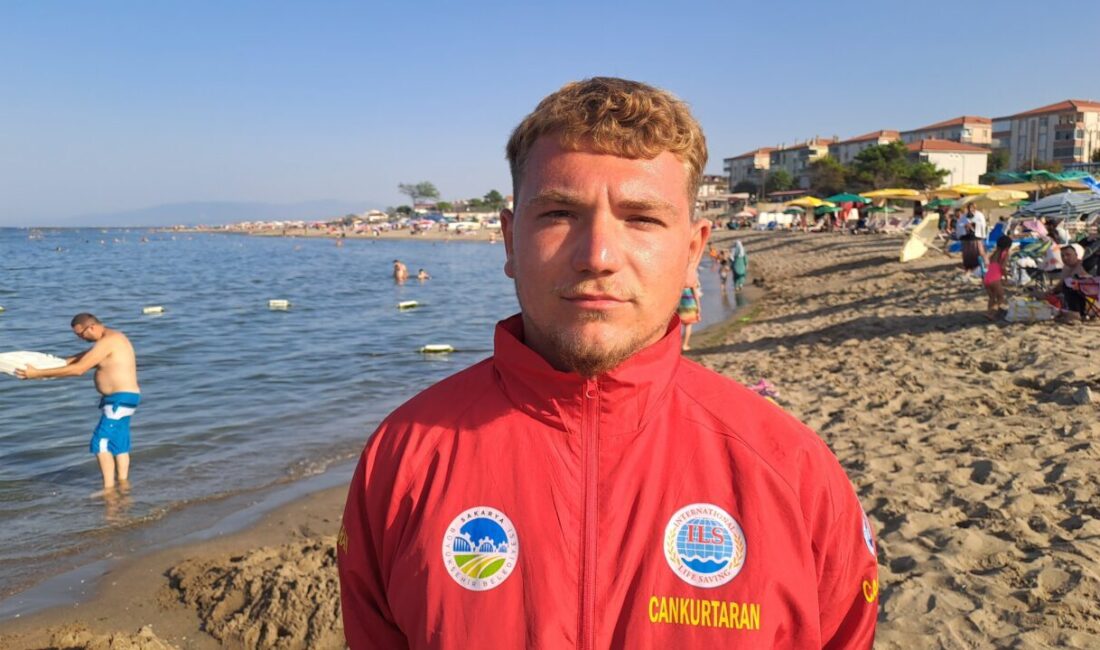 Sakarya'nın Karasu, Kocaali ve Kaynarca ilçelerindeki sahillerde görev yapan cankurtaranlar,