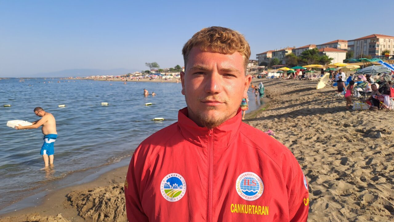 Sakarya'nın Karasu, Kocaali ve Kaynarca ilçelerindeki sahillerde görev yapan cankurtaranlar,