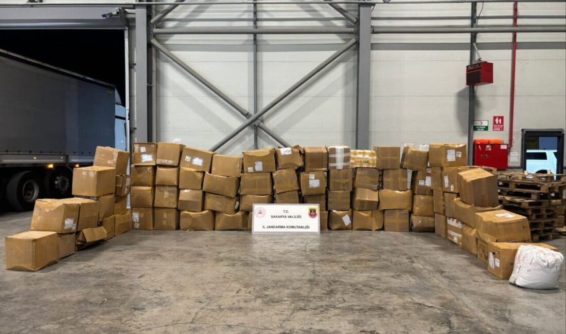 Sakarya'nın Akyazı ilçesinde durdurulan tırda 3 ton 200 kilogram kaçak