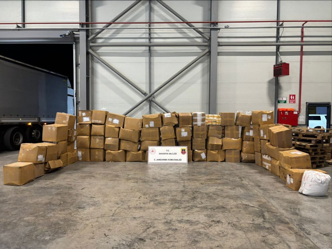 Sakarya'nın Akyazı ilçesinde durdurulan tırda 3 ton 200 kilogram kaçak