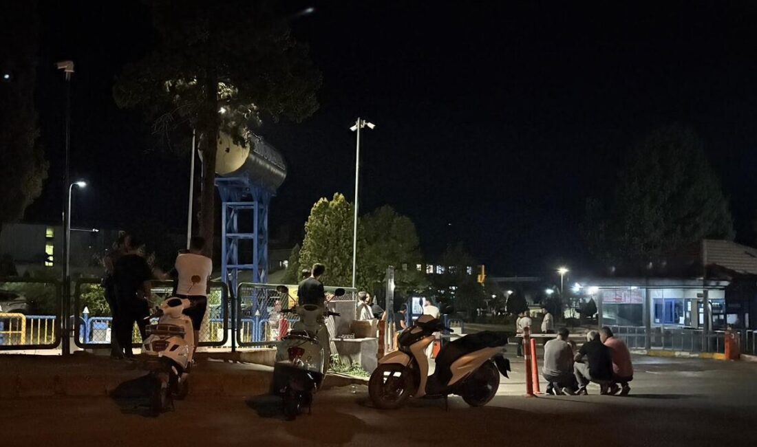  Sakarya'nın Hendek ilçesinde çalıştığı fabrikada çelik borular ile duvar arasında