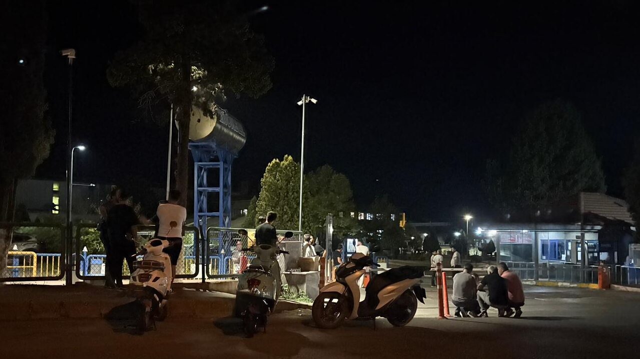  Sakarya'nın Hendek ilçesinde çalıştığı fabrikada çelik borular ile duvar arasında