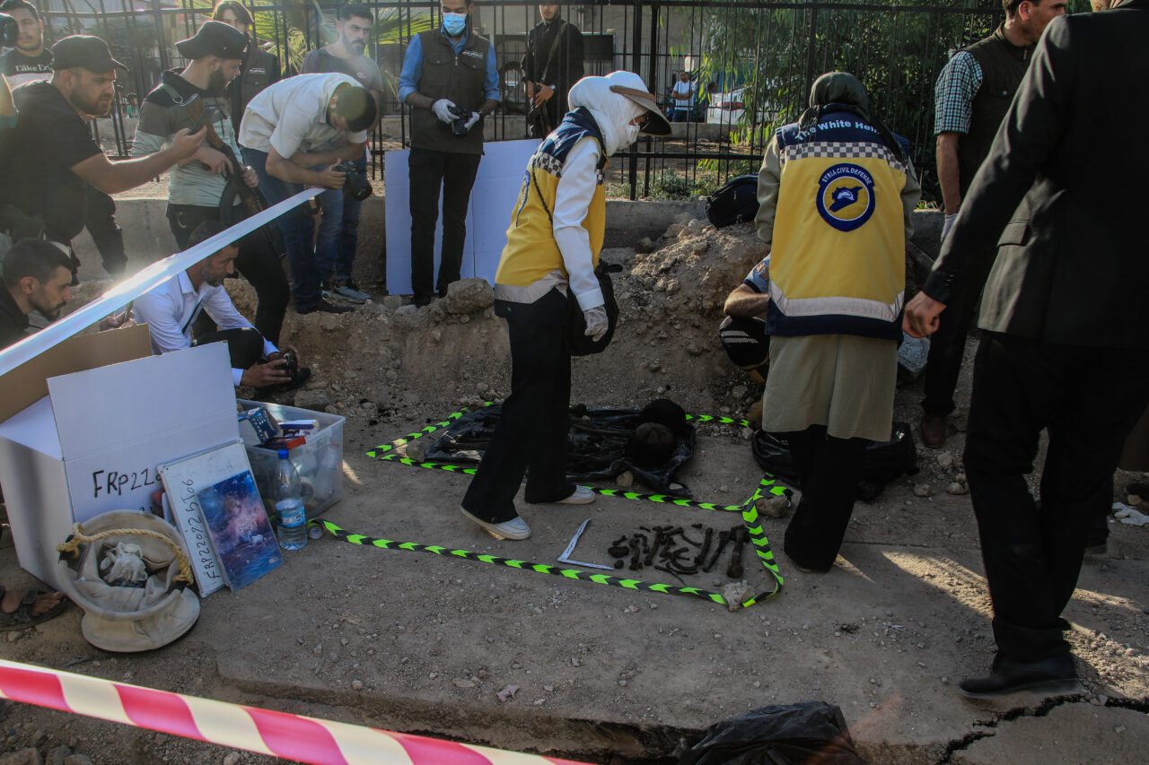 Suriye'nin başkenti Şam'ın El-Kedem Mahallesi'nde toplu mezar tespit edildiği bildirildi.