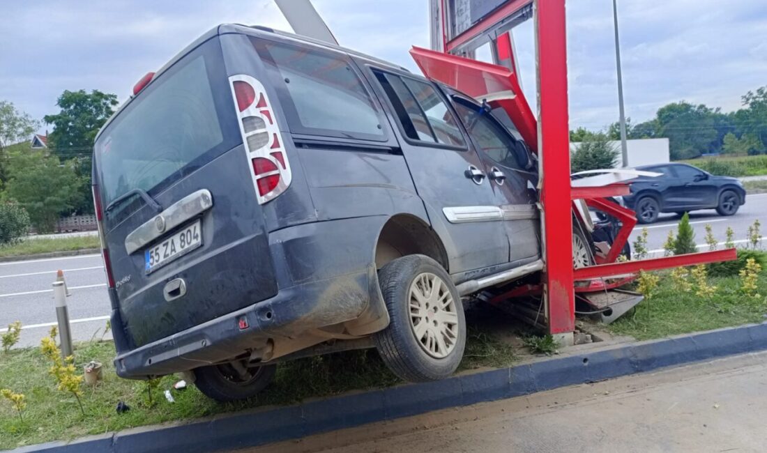 Samsun'da hafif ticari aracın akaryakıt istasyonu tabelasına çarpması sonucu 3