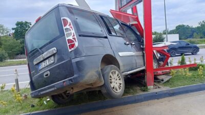 Samsun'da hafif ticari aracın akaryakıt istasyonu tabelasına çarpması sonucu 3