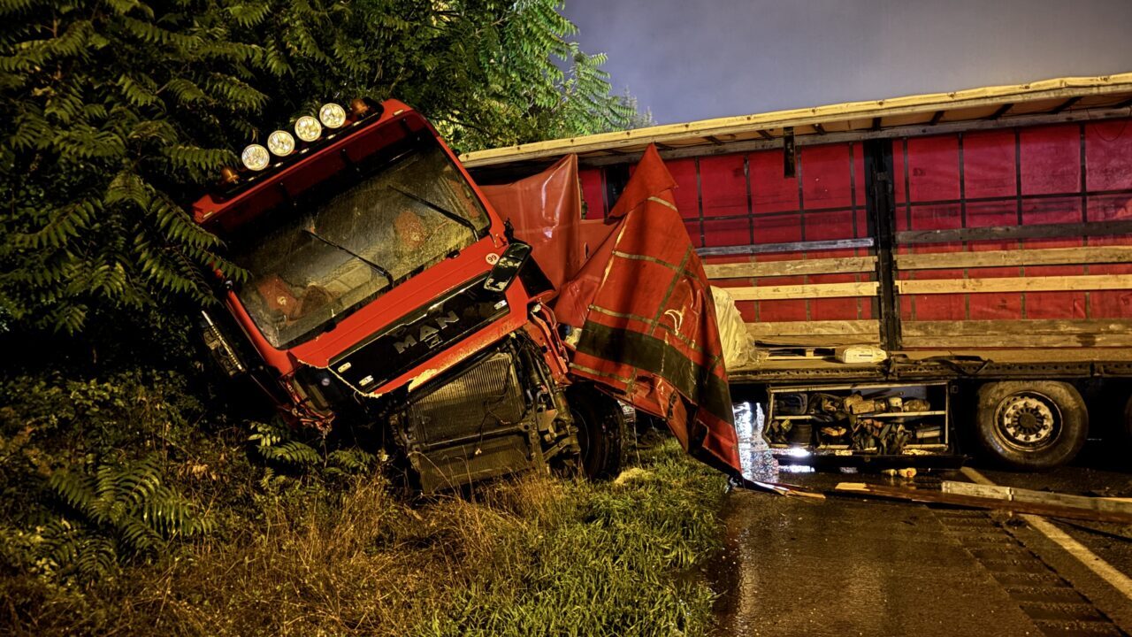 Samsun'da bariyerlere çarpan tır nedeniyle Samsun Ankara kara yolunda yoğunluk