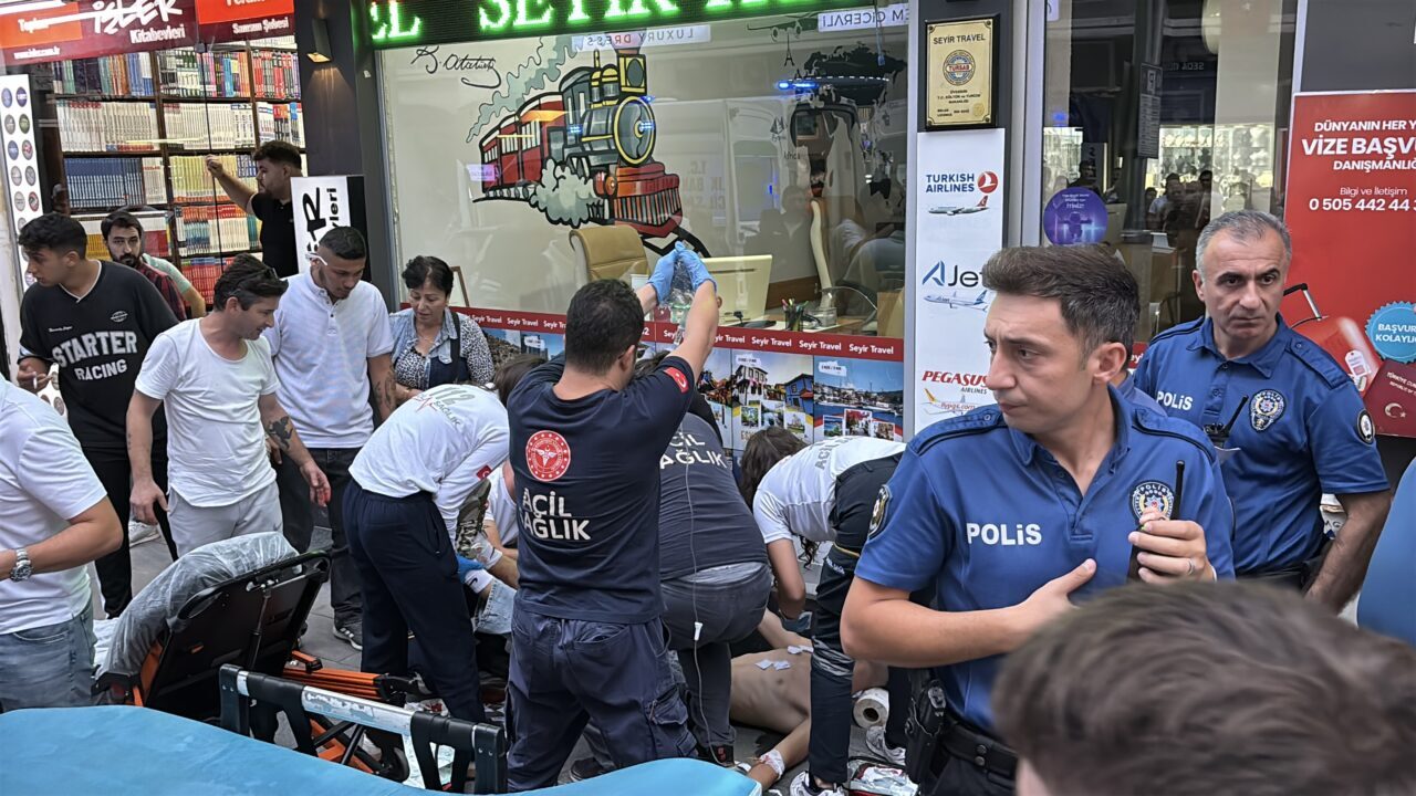  Samsun'un İlkadım ilçesinde çıkan bıçaklı kavgada 1 kişi yaralandı.