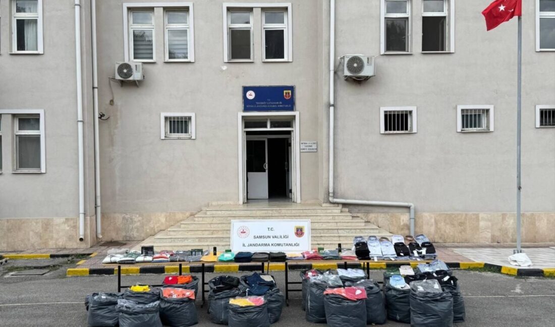 Samsun'un Tekkeköy ilçesinde düzenlenen operasyonda çok sayıda sahte markalı ürün
