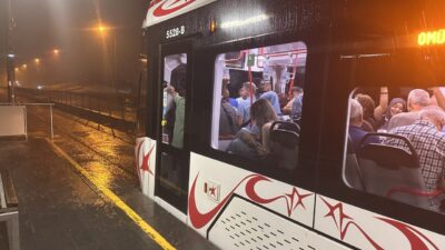 Samsun'da aniden bastıran gök gürültülü sağanak, yaşamı olumsuz etkiledi.