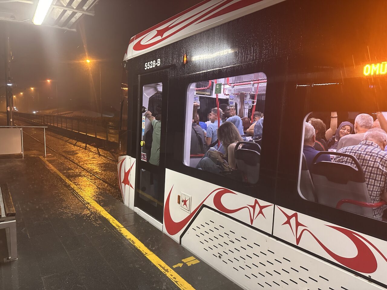 Samsun'da aniden bastıran gök gürültülü sağanak, yaşamı olumsuz etkiledi.