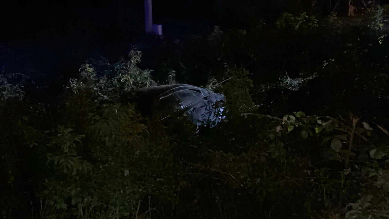  Samsun'un Çarşamba ilçesinde yoldan çıkan otomobilin yeşillik alana girmesi sonucu