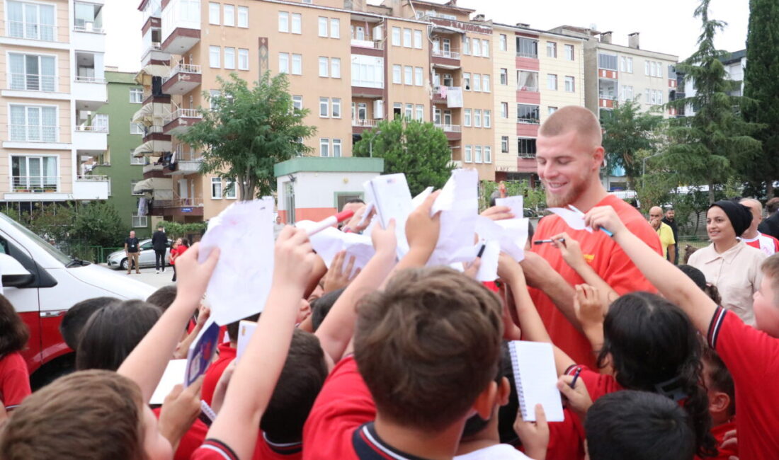 Samsunsporlu futbolcular, 1. sınıfa başlayan öğrencilere defter, kalem ve çam