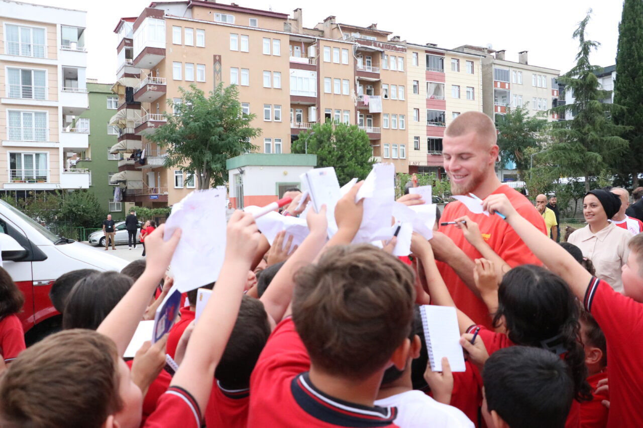 Samsunsporlu futbolcular, 1. sınıfa başlayan öğrencilere defter, kalem ve çam