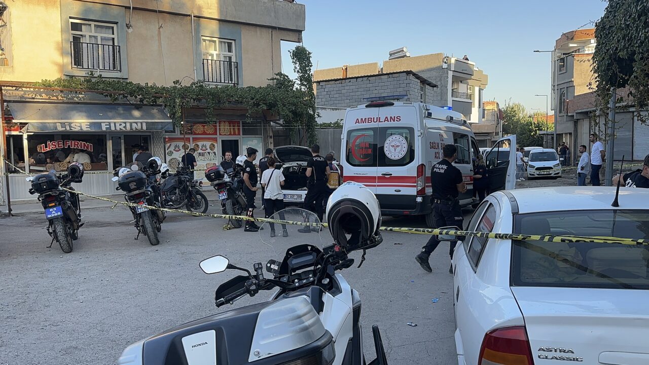  Şanlıurfa'nın Siverek ilçesinde bir kişi, park halindeki otomobilde ölü bulundu.