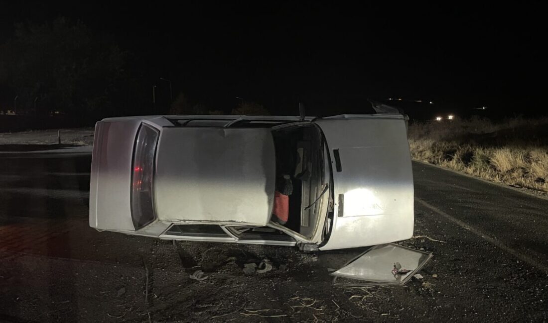  Şanlıurfa'nın Siverek ilçesinde devrilen otomobildeki 3 kişi yaralandı.