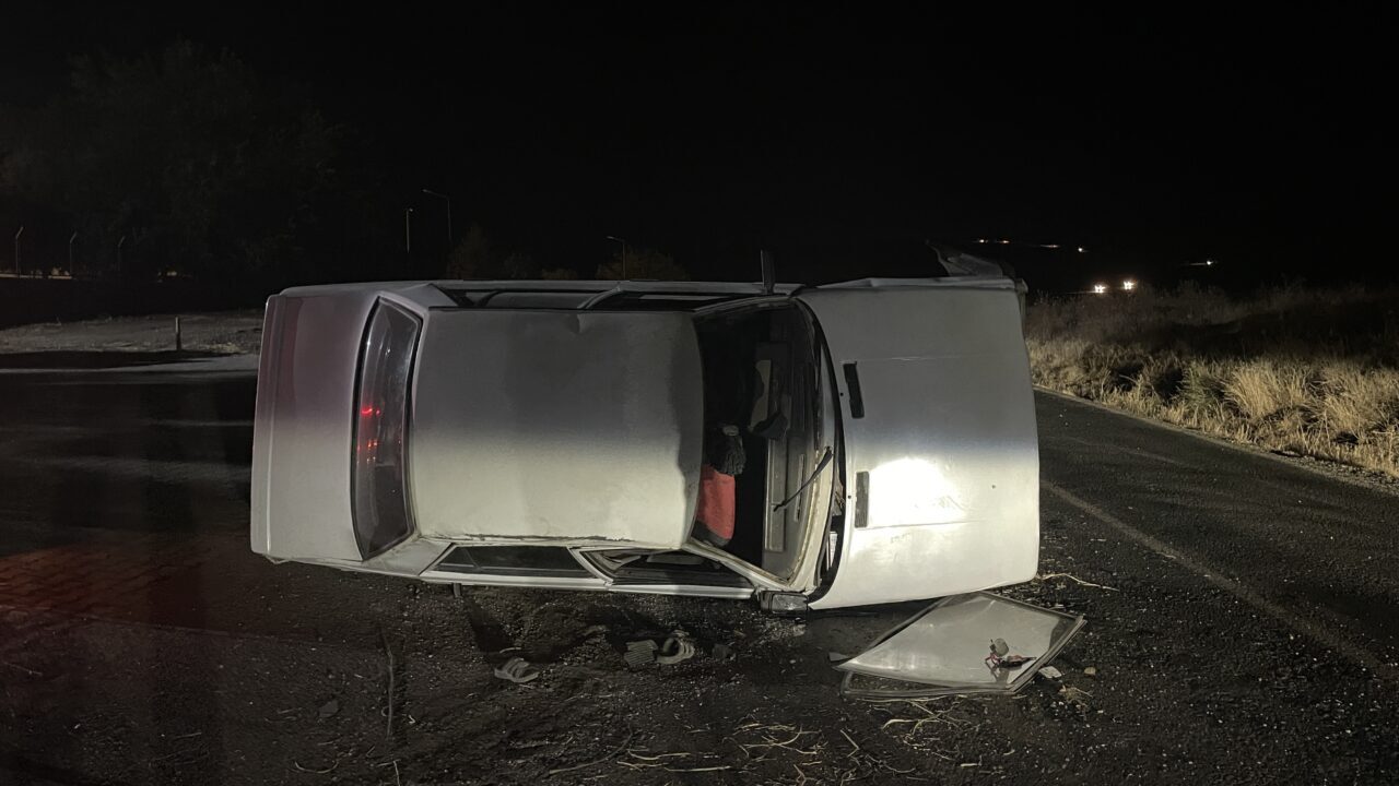  Şanlıurfa'nın Siverek ilçesinde devrilen otomobildeki 3 kişi yaralandı.