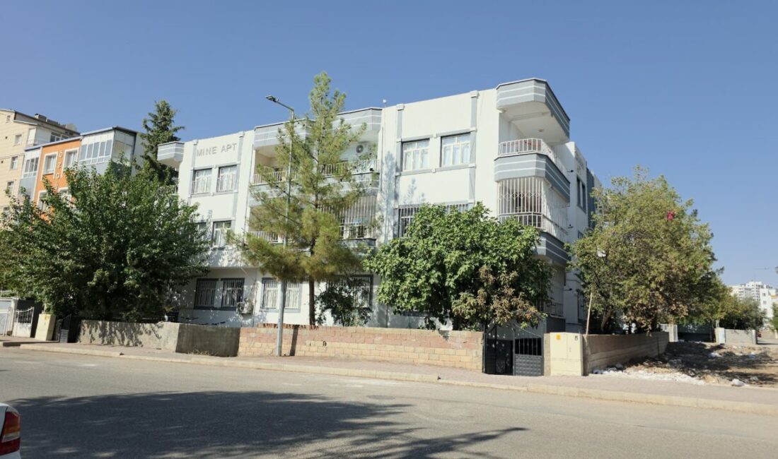 Şanlıurfa'nın Siverek ilçesinde evinde silahlı saldırıya uğrayan kişi hayatını kaybetti.