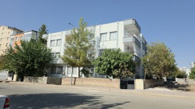 Şanlıurfa'nın Siverek ilçesinde evinde silahlı saldırıya uğrayan kişi hayatını kaybetti.