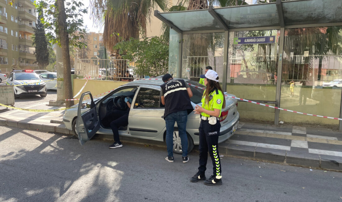 Şanlıurfa'nın Haliliye ilçesinde otomobilin durakta bekleyen anne ve çocuklarına çarpması