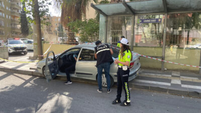 Şanlıurfa'nın Haliliye ilçesinde otomobilin durakta bekleyen anne ve çocuklarına çarpması