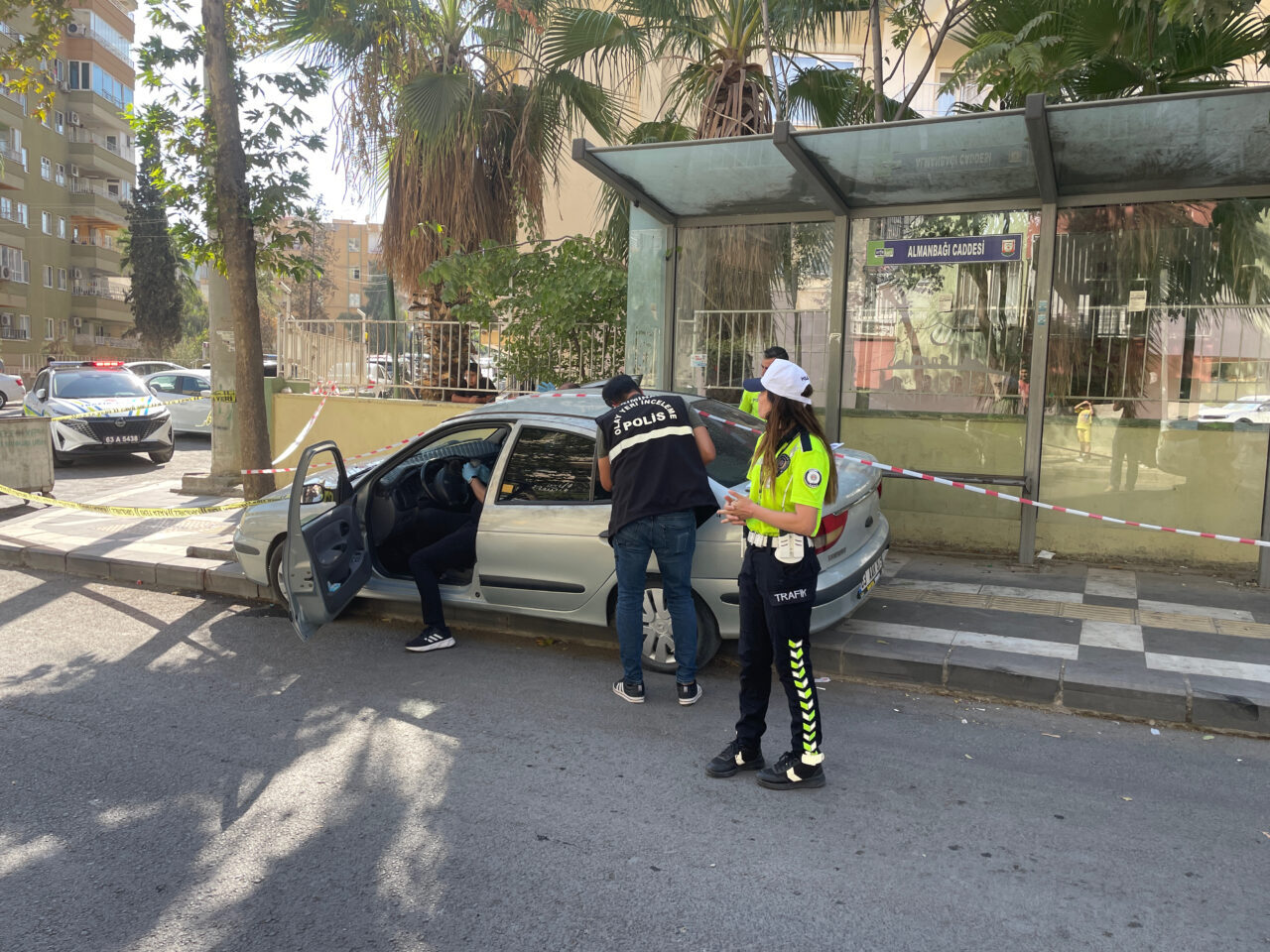 Şanlıurfa'nın Haliliye ilçesinde otomobilin durakta bekleyen anne ve çocuklarına çarpması