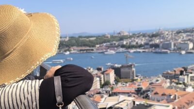 İnsan doğdu büyüdü ve anladı. Sonra usulca ait olduğu yurduna