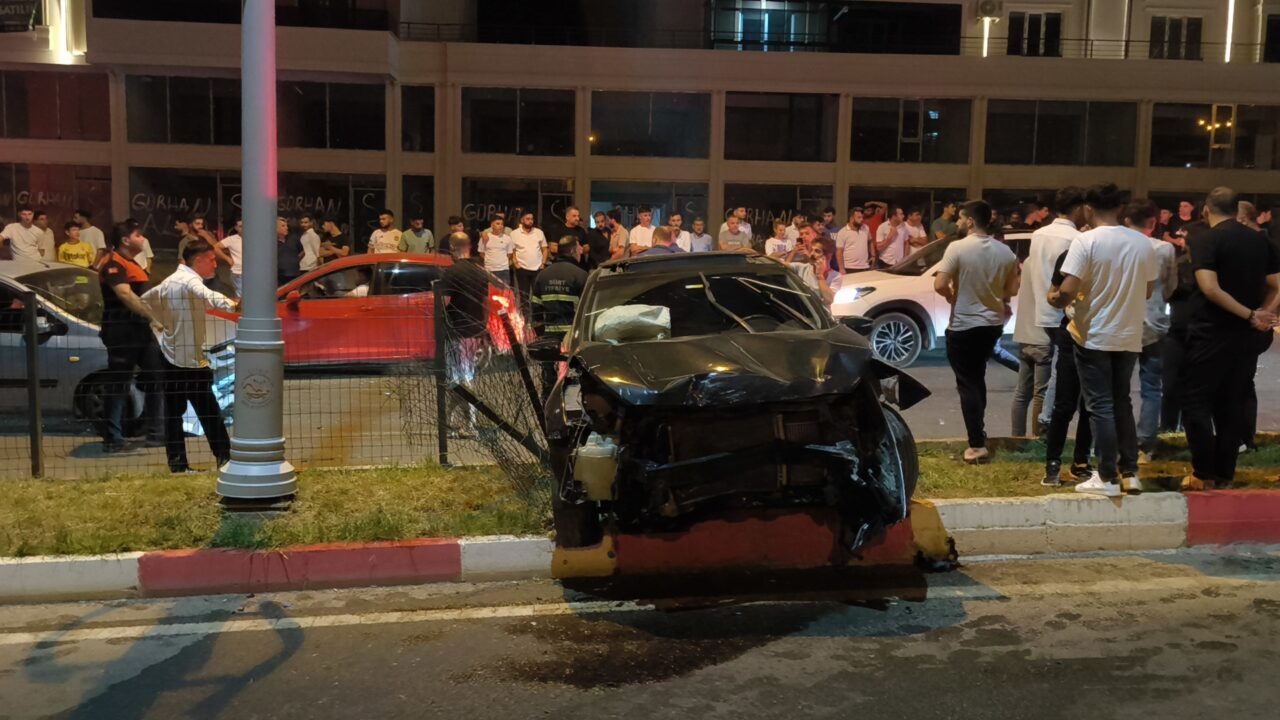Siirt'te 4 otomobilin karıştığı zincirleme trafik kazasında 5 kişi yaralandı.