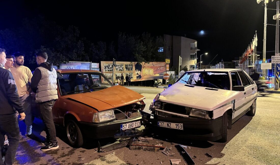  Sinop'un Gerze ilçesinde 2 otomobilin çarpışması sonucu 2 kişi yaralandı.