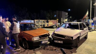  Sinop'un Gerze ilçesinde 2 otomobilin çarpışması sonucu 2 kişi yaralandı.