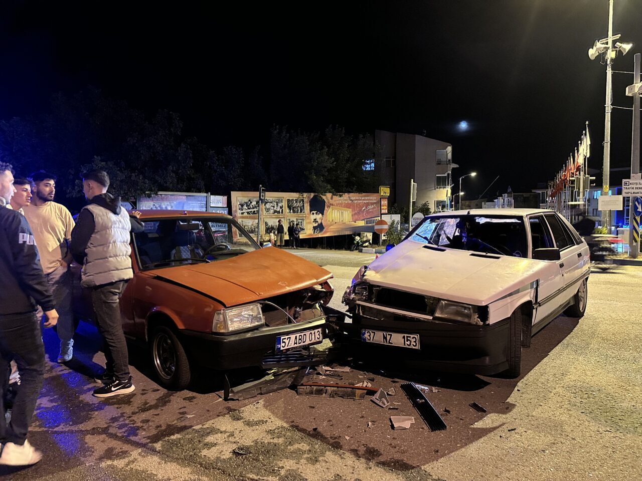  Sinop'un Gerze ilçesinde 2 otomobilin çarpışması sonucu 2 kişi yaralandı.